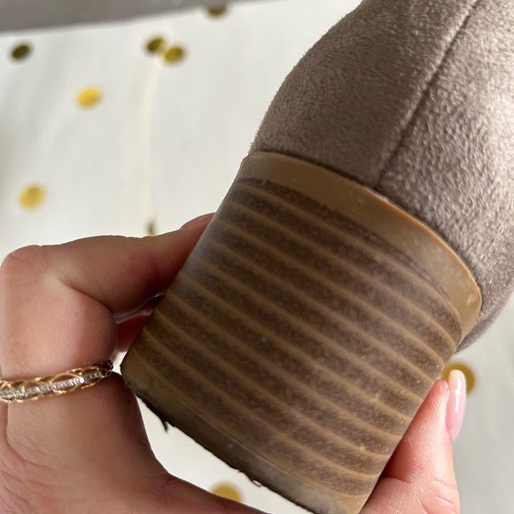 EUC Cityclassified tan perforated faux suede ankle booties - size 8.5 TTS - Picture 5 of 6